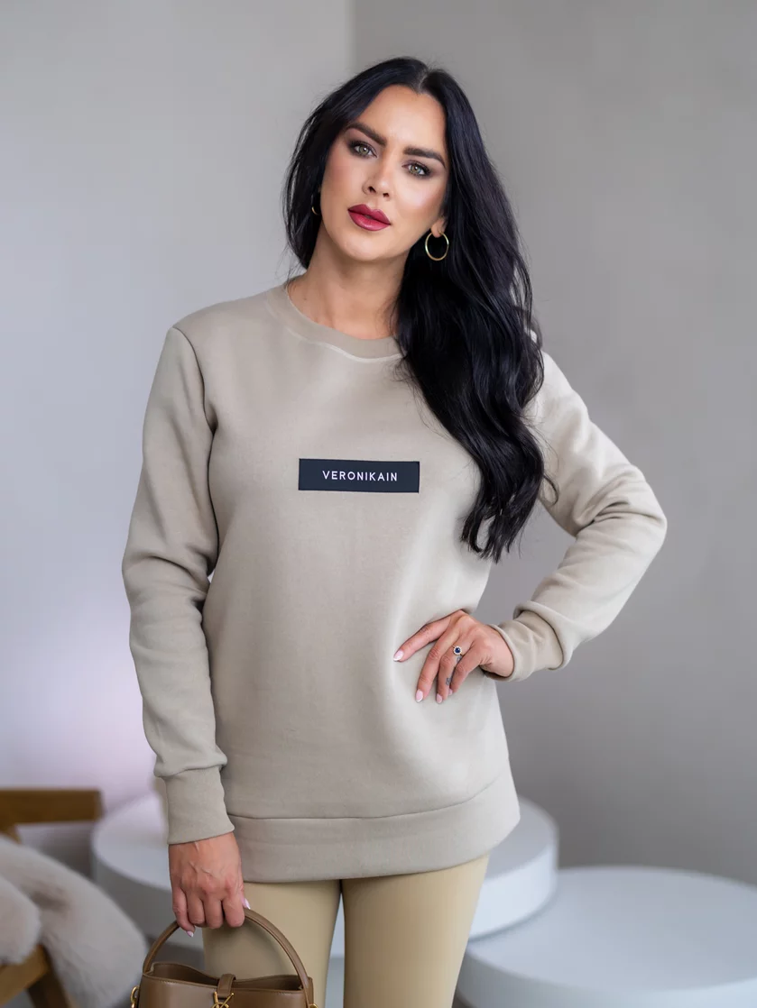 PREDĹŽENÁ ZÁKLADNÁ MIKINA “BIANCA” - ETIKETA NA PRSIACH PREDĹŽENÁ ZÁKLADNÁ MIKINA “BIANCA” - ETIKETA NA PRSIACH