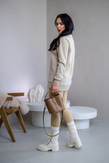 PREDĹŽENÁ ZÁKLADNÁ MIKINA “BIANCA” - ETIKETA NA PRSIACH