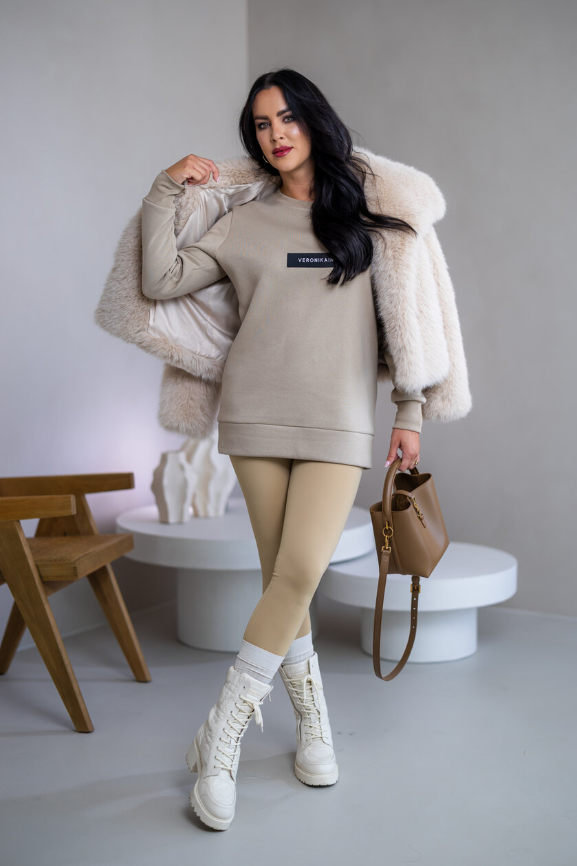 PREDĹŽENÁ ZÁKLADNÁ MIKINA “BIANCA” - ETIKETA NA PRSIACH