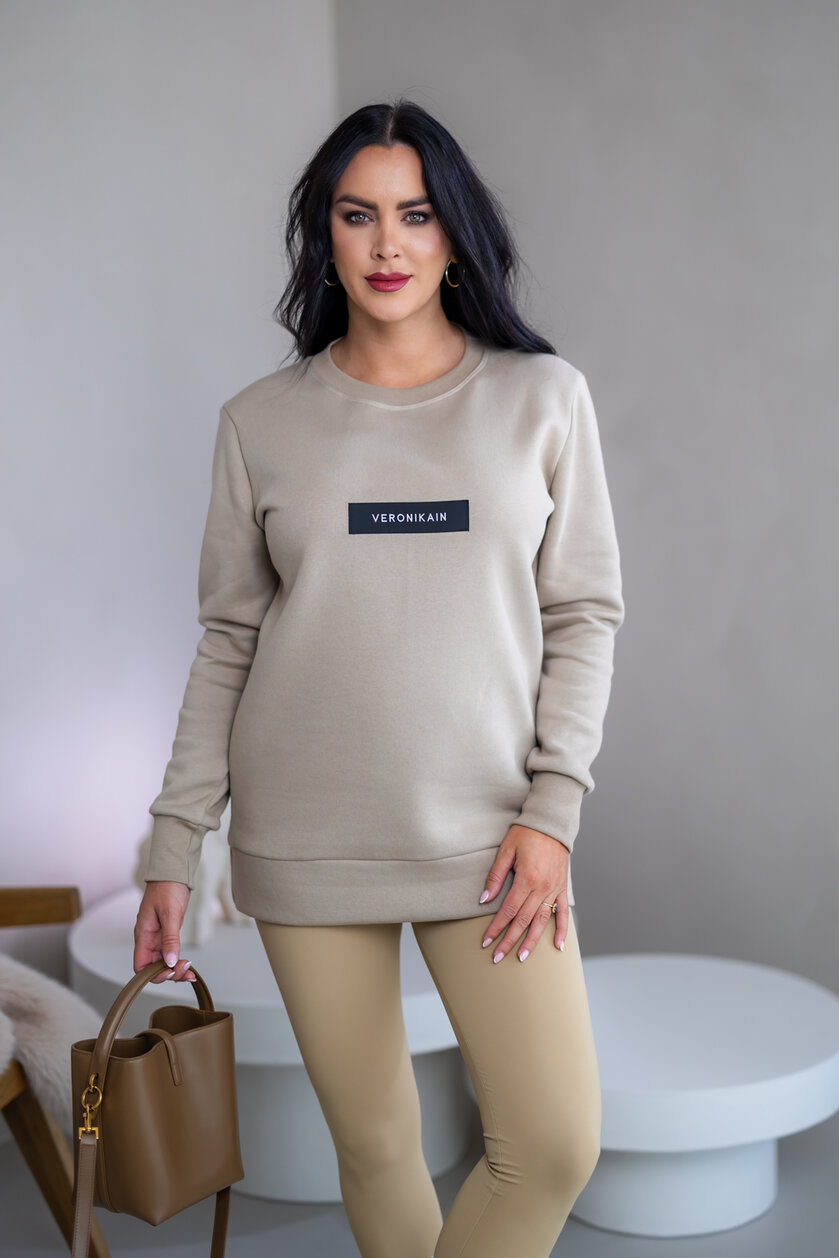 PREDĹŽENÁ ZÁKLADNÁ MIKINA “BIANCA” - ETIKETA NA PRSIACH