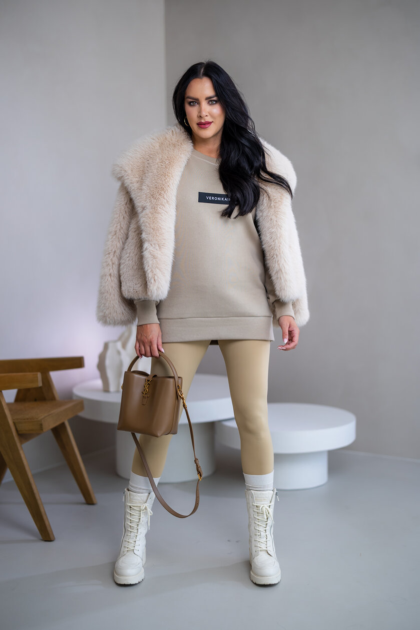 PREDĹŽENÁ ZÁKLADNÁ MIKINA “BIANCA” - ETIKETA NA PRSIACH