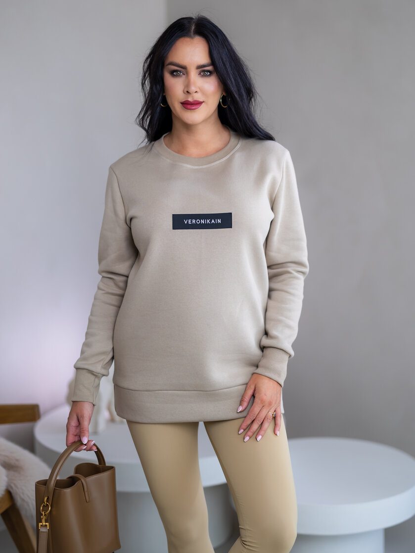 PREDĹŽENÁ ZÁKLADNÁ MIKINA “BIANCA” - ETIKETA NA PRSIACH