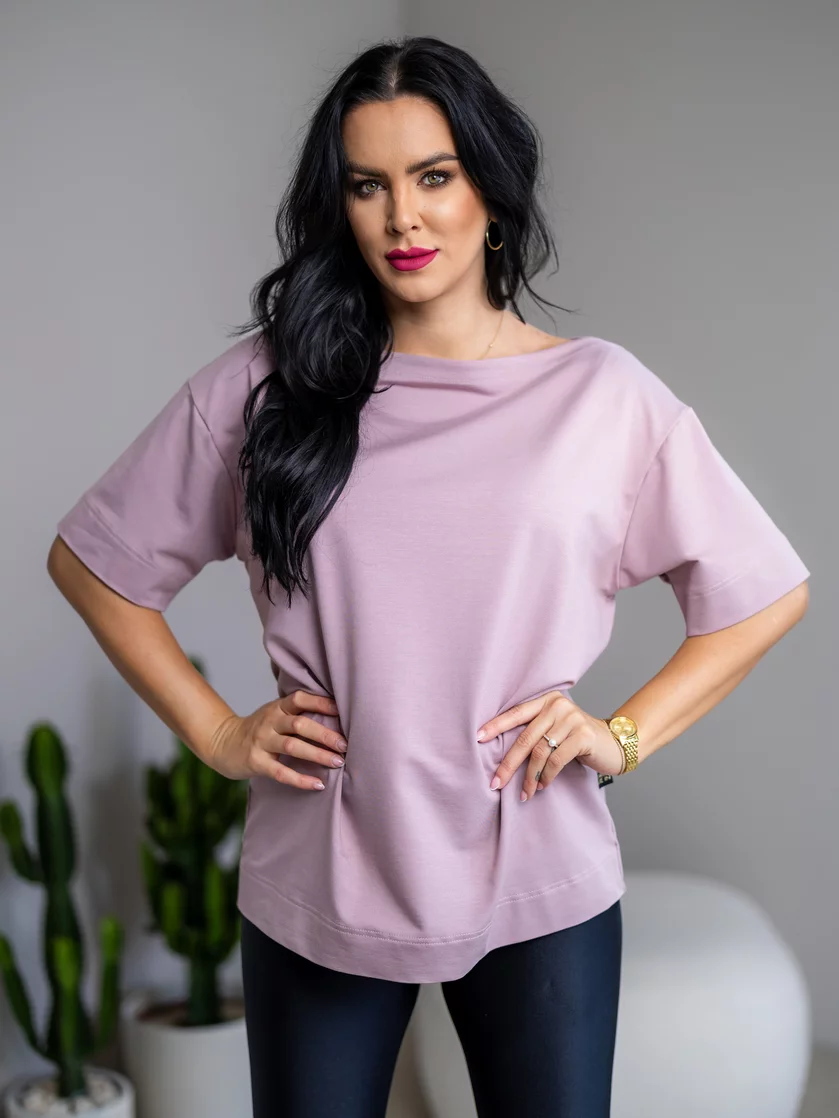 PREDĹŽENÉ TRIČKO “MELANIE” S LODIČKOVÝM VÝSTRIHOM PREDĹŽENÉ TRIČKO “MELANIE” S LODIČKOVÝM VÝSTRIHOM