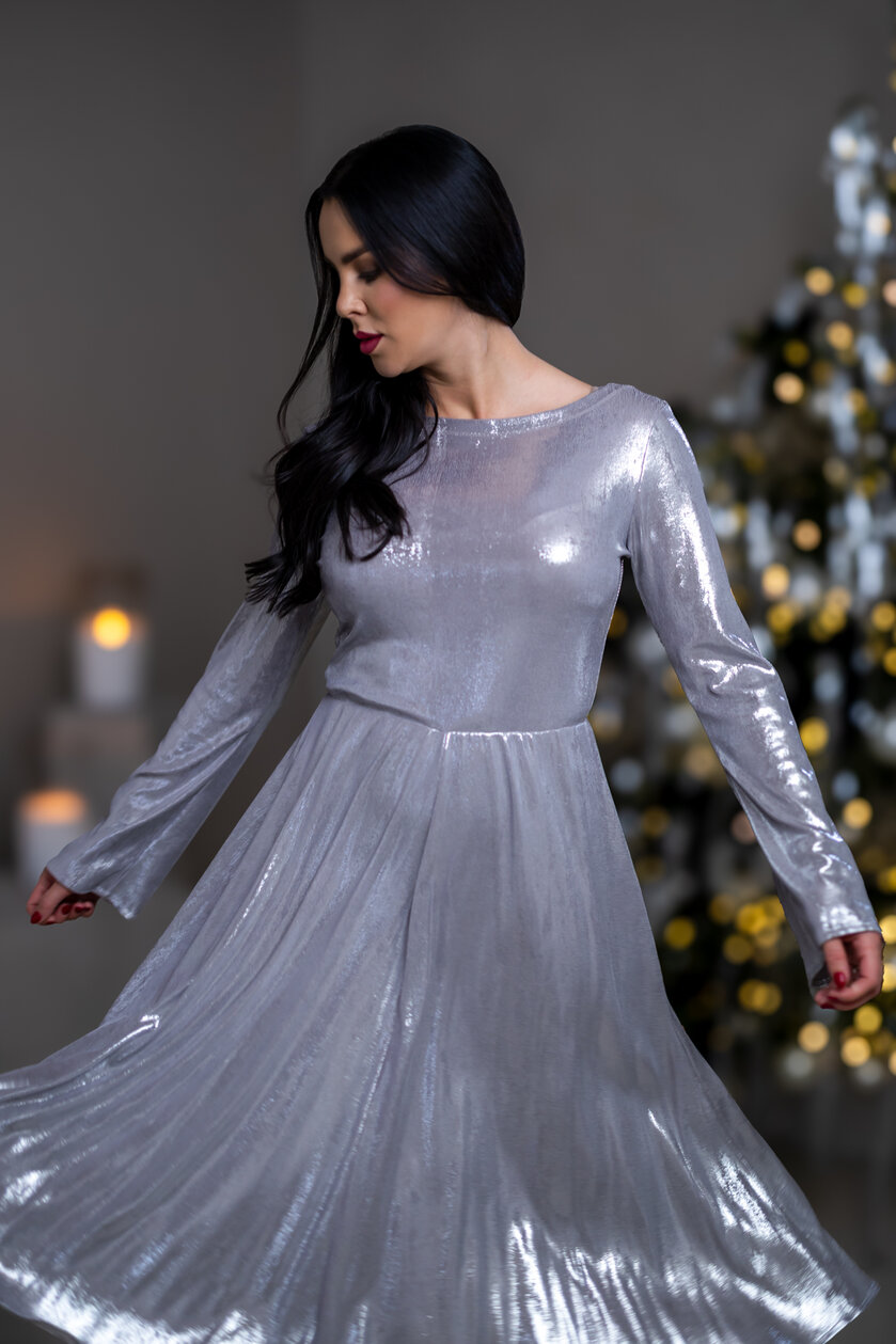 ŠATY “JULIET” S LODIČKOVÝM VÝSTRIHOM A ROZŠÍRENÝMI RUKÁVMI