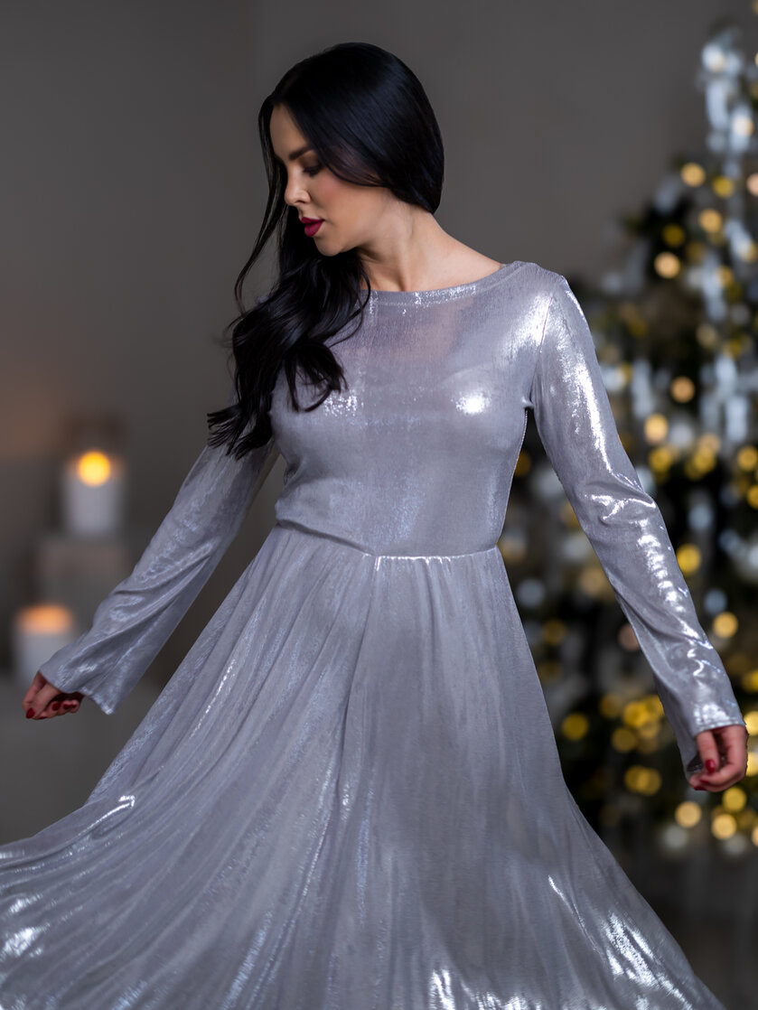 ŠATY “JULIET” S LODIČKOVÝM VÝSTRIHOM A ROZŠÍRENÝMI RUKÁVMI