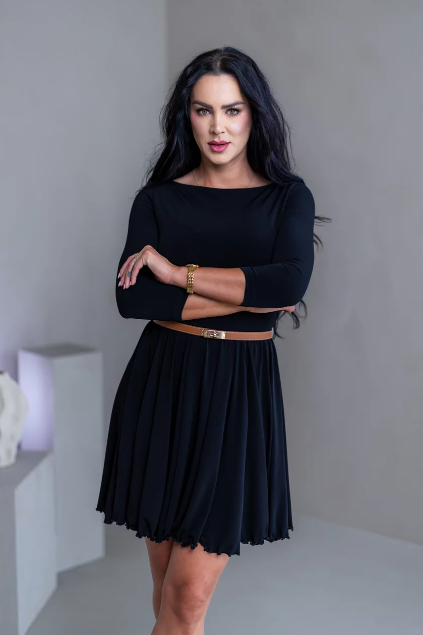 ŠATY “LARISA“ - LODIČKOVÝ VÝSTRIH A PRILIEHAVÉ RUKÁVY ŠATY “LARISA“ - LODIČKOVÝ VÝSTRIH A PRILIEHAVÉ RUKÁVY