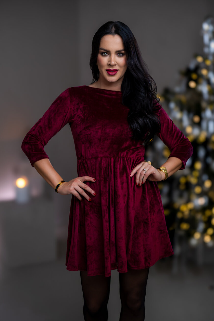 ŠATY “PATRICIA” S LODIČKOVÝM VÝSTRIHOM A PRILIEHAVÝMI RUKÁVMI