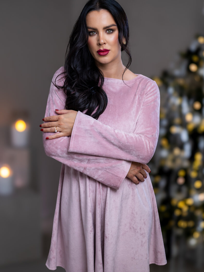 ŠATY “PATRICIA” S LODIČKOVÝM VÝSTRIHOM A ROZŠÍRENÝMI RUKÁVMI