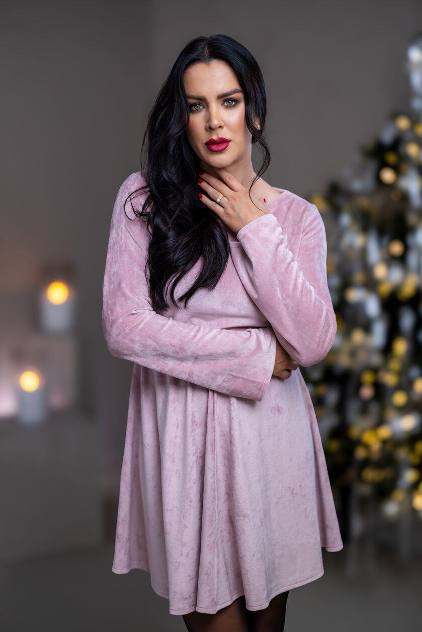 ŠATY “PATRICIA” S LODIČKOVÝM VÝSTRIHOM A ROZŠÍRENÝMI RUKÁVMI