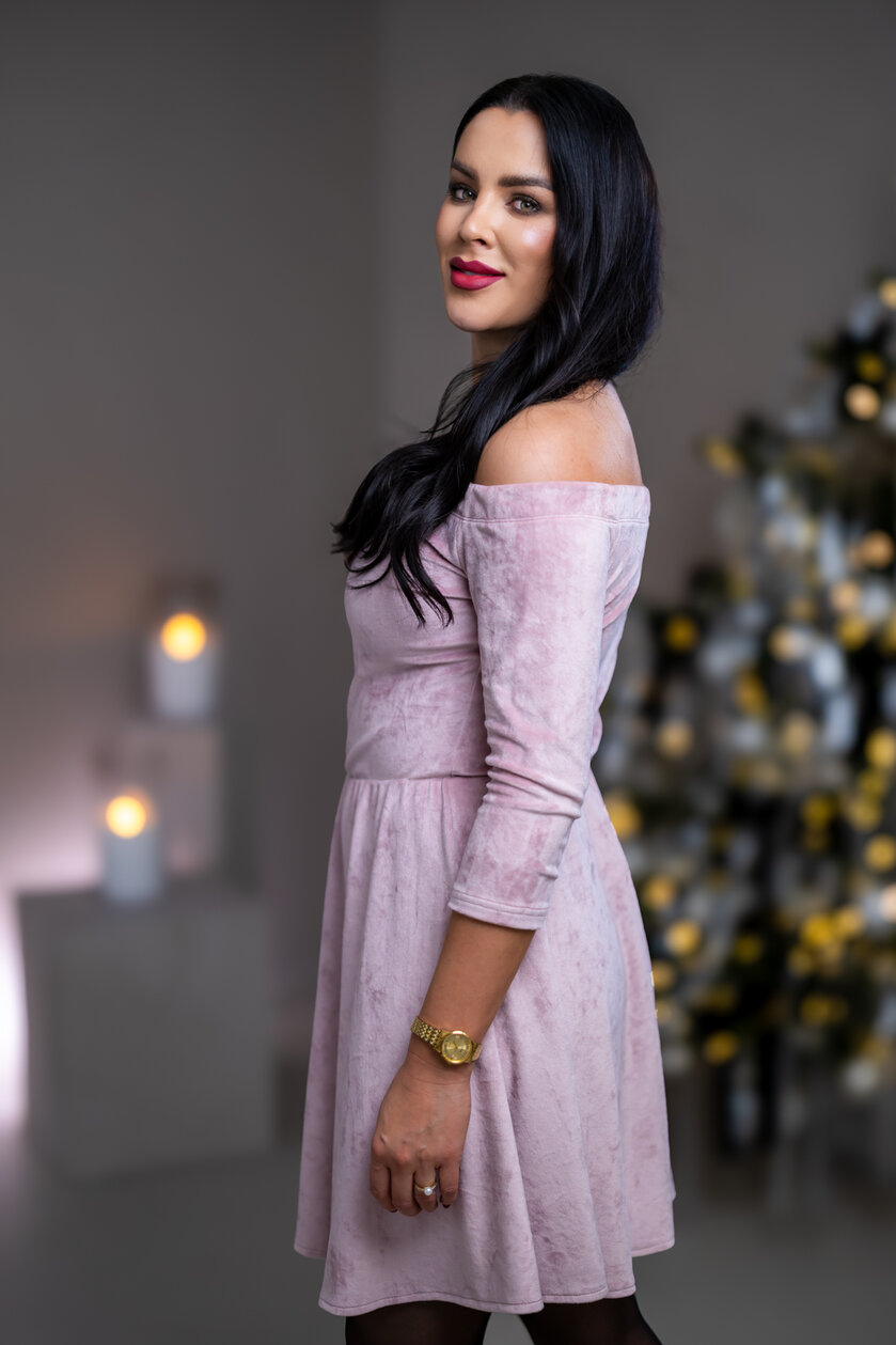 ŠATY “PATRICIA” S ODHALENÝMI RAMENAMI