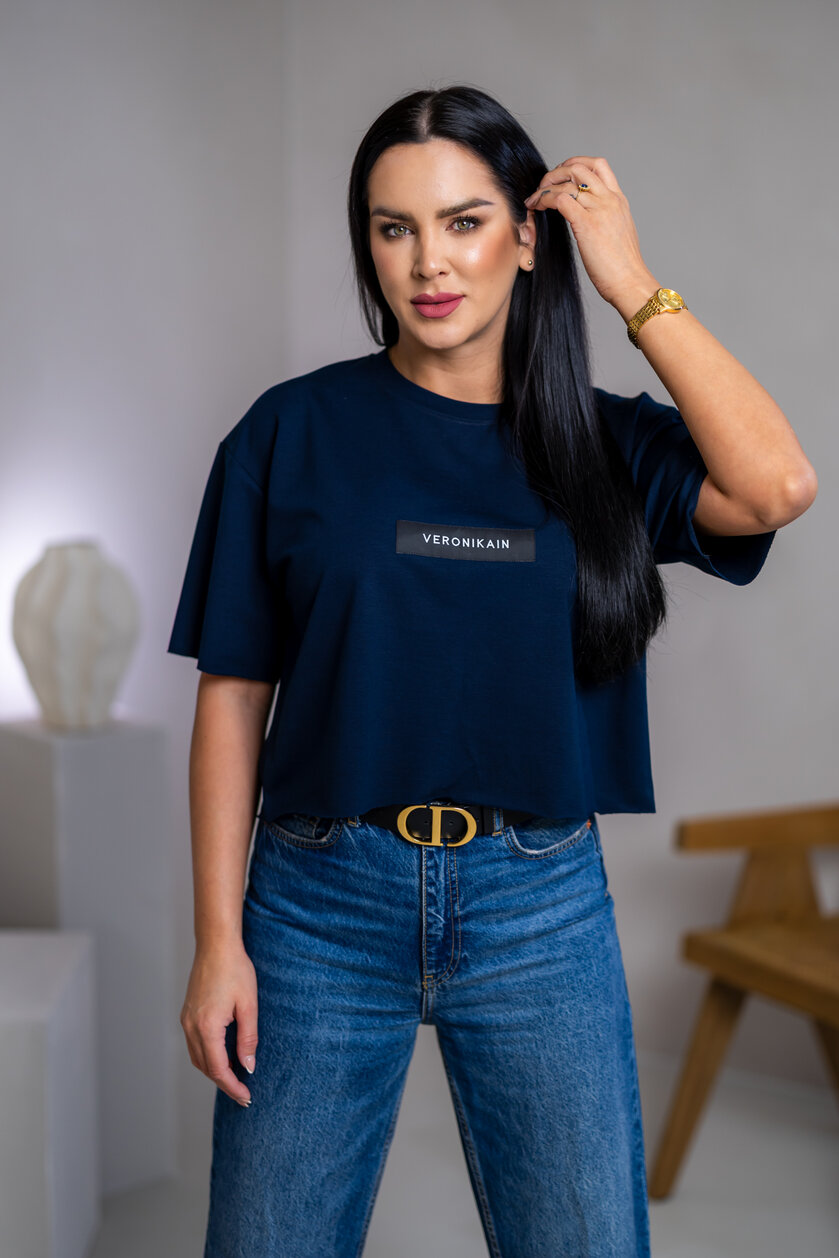 SKRÁTENÉ TRIČKO “MELANIE” S ETIKETOU NA PRSIACH / SUROVÉ OKRAJE