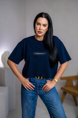 SKRÁTENÉ TRIČKO “MELANIE” S ETIKETOU NA PRSIACH / SUROVÉ OKRAJE