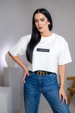 SKRÁTENÉ TRIČKO “MELANIE” S ETIKETOU NA PRSIACH / SUROVÉ OKRAJE