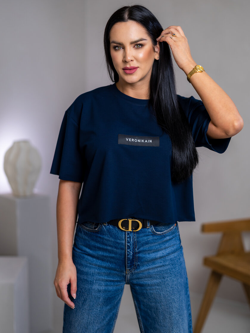 SKRÁTENÉ TRIČKO “MELANIE” S ETIKETOU NA PRSIACH / SUROVÉ OKRAJE