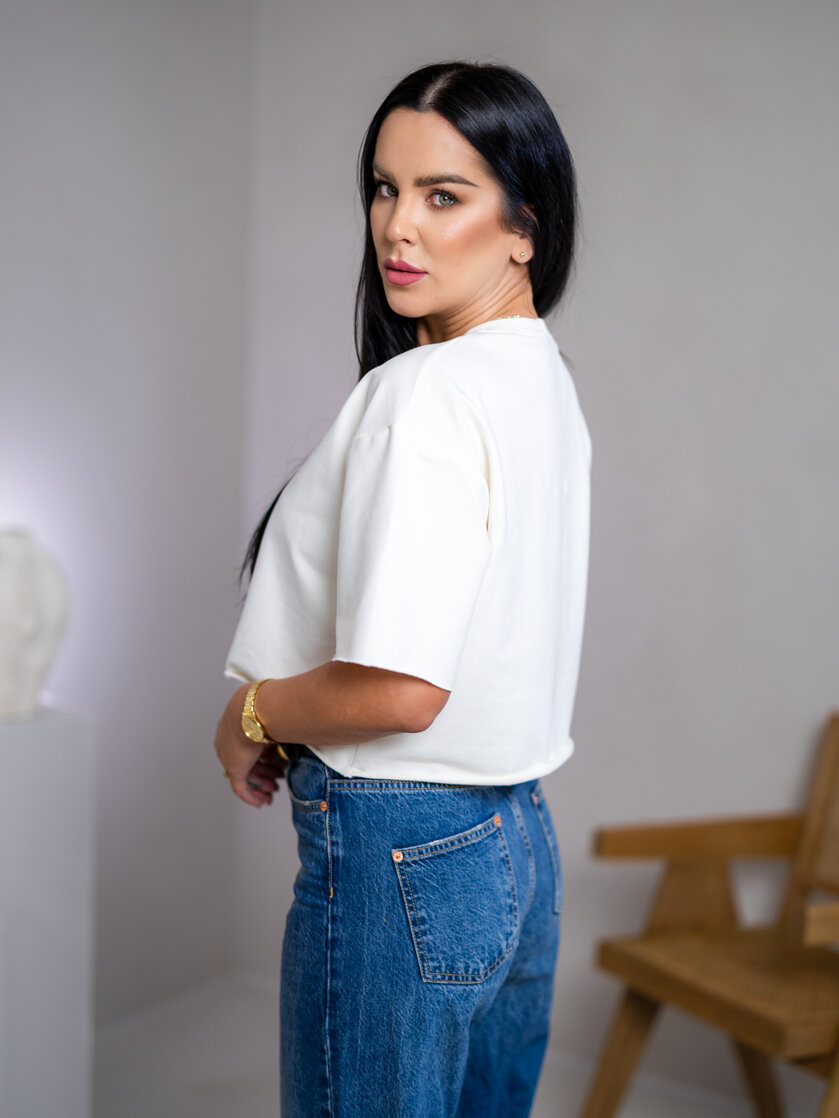 SKRÁTENÉ TRIČKO “MELANIE” S ETIKETOU NA PRSIACH / SUROVÉ OKRAJE