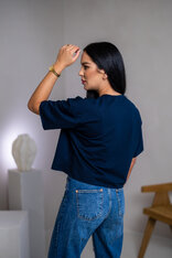 SKRÁTENÉ TRIČKO “MELANIE” S ETIKETOU NA PRSIACH / SUROVÉ OKRAJE