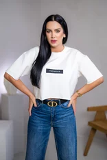 SKRÁTENÉ TRIČKO “MELANIE” S ETIKETOU NA PRSIACH / SUROVÉ OKRAJE
