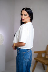 SKRÁTENÉ TRIČKO “MELANIE” S ETIKETOU NA PRSIACH / SUROVÉ OKRAJE