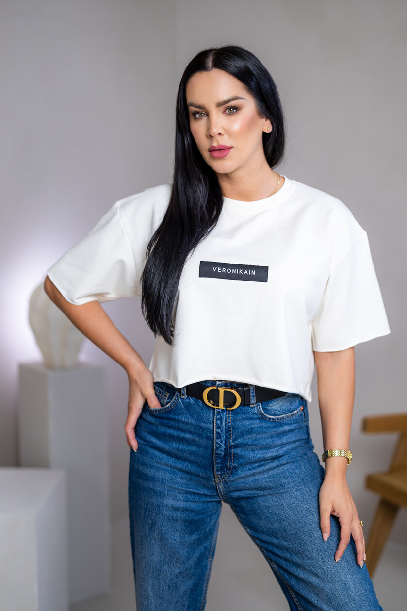 SKRÁTENÉ TRIČKO “MELANIE” S ETIKETOU NA PRSIACH / SUROVÉ OKRAJE