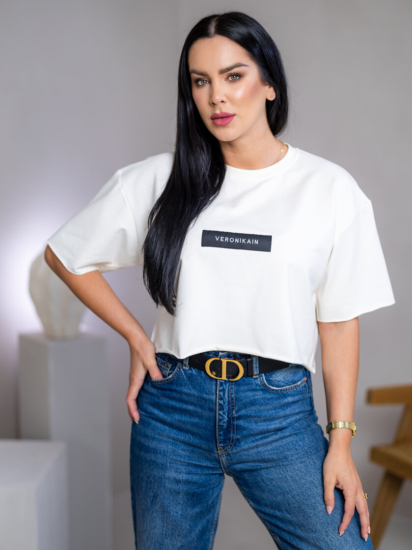 SKRÁTENÉ TRIČKO “MELANIE” S ETIKETOU NA PRSIACH / SUROVÉ OKRAJE