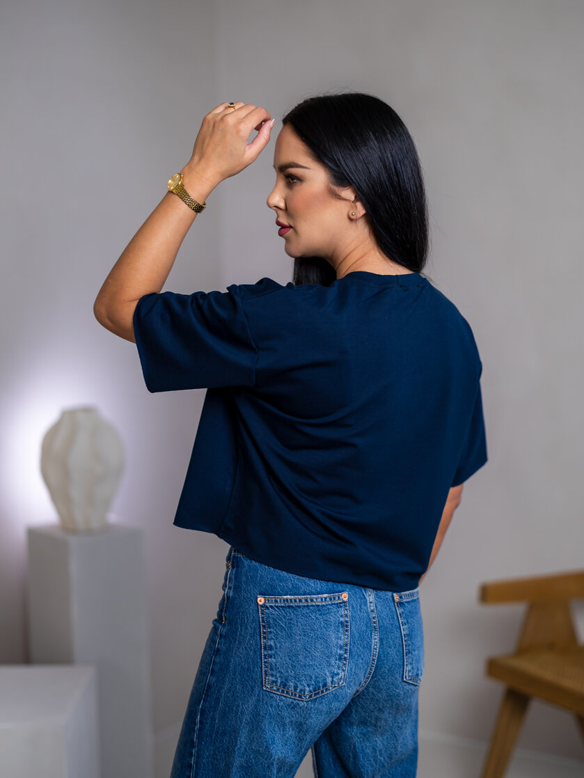 SKRÁTENÉ TRIČKO “MELANIE” S ETIKETOU NA PRSIACH / SUROVÉ OKRAJE