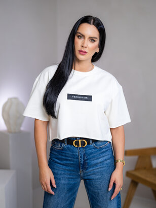 SKRÁTENÉ TRIČKO “MELANIE” S ETIKETOU NA PRSIACH / SUROVÉ OKRAJE