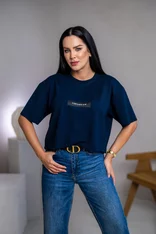 SKRÁTENÉ TRIČKO “MELANIE” S ETIKETOU NA PRSIACH / SUROVÉ OKRAJE