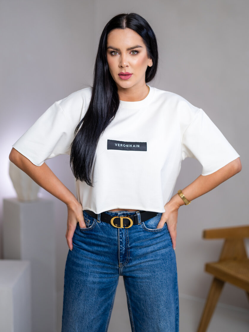 SKRÁTENÉ TRIČKO “MELANIE” S ETIKETOU NA PRSIACH / SUROVÉ OKRAJE