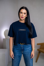 SKRÁTENÉ TRIČKO “MELANIE” S ETIKETOU NA PRSIACH / SUROVÉ OKRAJE