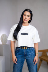 SKRÁTENÉ TRIČKO “MELANIE” S ETIKETOU NA PRSIACH / SUROVÉ OKRAJE