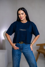 SKRÁTENÉ TRIČKO “MELANIE” S ETIKETOU NA PRSIACH / SUROVÉ OKRAJE