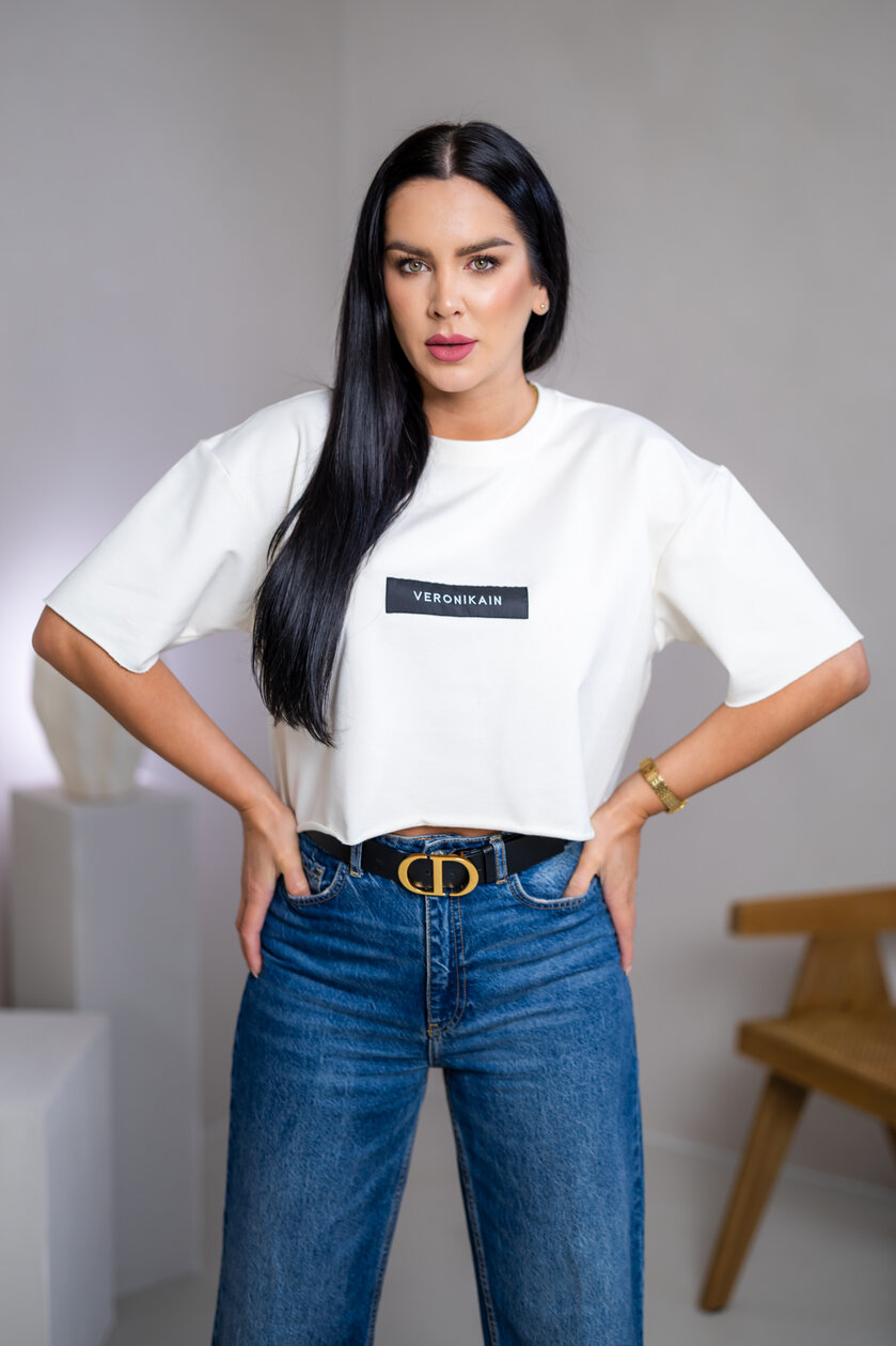 SKRÁTENÉ TRIČKO “MELANIE” S ETIKETOU NA PRSIACH / SUROVÉ OKRAJE