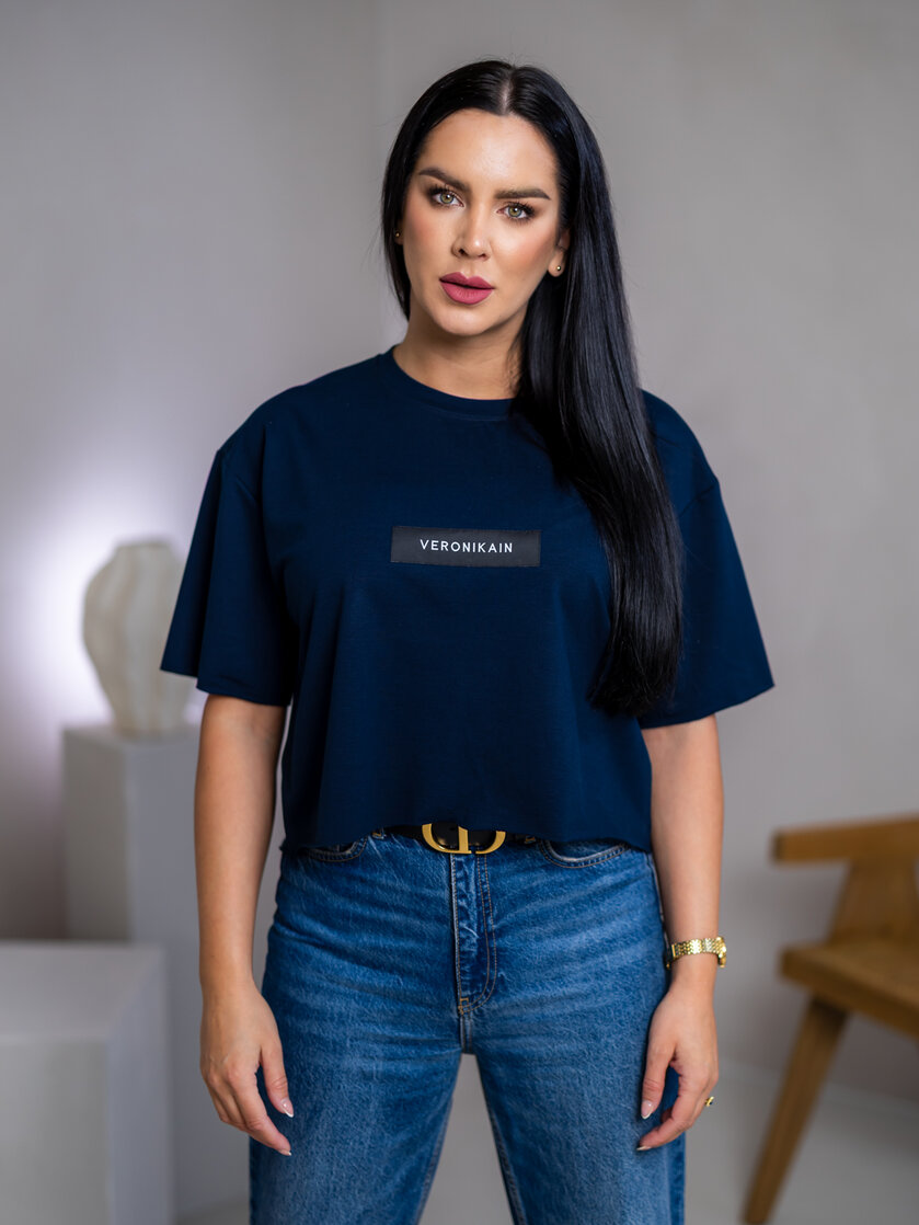 SKRÁTENÉ TRIČKO “MELANIE” S ETIKETOU NA PRSIACH / SUROVÉ OKRAJE