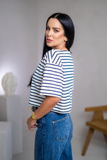 SKRÁTENÉ TRIČKO “MELANIE” S LODIČKOVÝM VÝSTRIHOM - PÁSIK