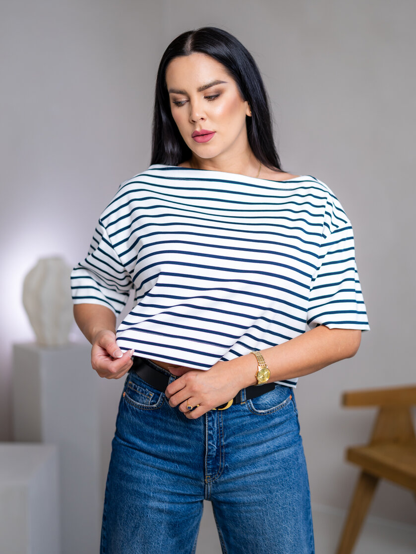 SKRÁTENÉ TRIČKO “MELANIE” S LODIČKOVÝM VÝSTRIHOM - PÁSIK