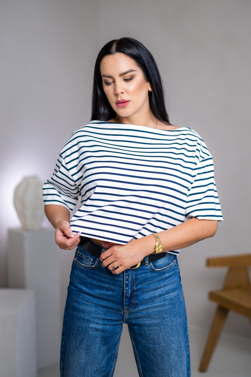 SKRÁTENÉ TRIČKO “MELANIE” S LODIČKOVÝM VÝSTRIHOM - PÁSIK