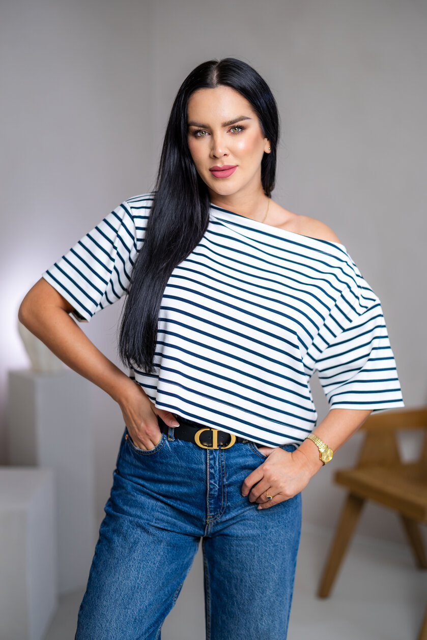 SKRÁTENÉ TRIČKO “MELANIE” S LODIČKOVÝM VÝSTRIHOM - PÁSIK