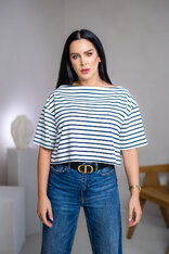 SKRÁTENÉ TRIČKO “MELANIE” S LODIČKOVÝM VÝSTRIHOM - PÁSIK