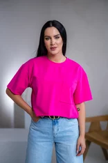 SKRÁTENÉ TRIČKO “MELANIE” S VRECKOM / SUROVÉ OKRAJE