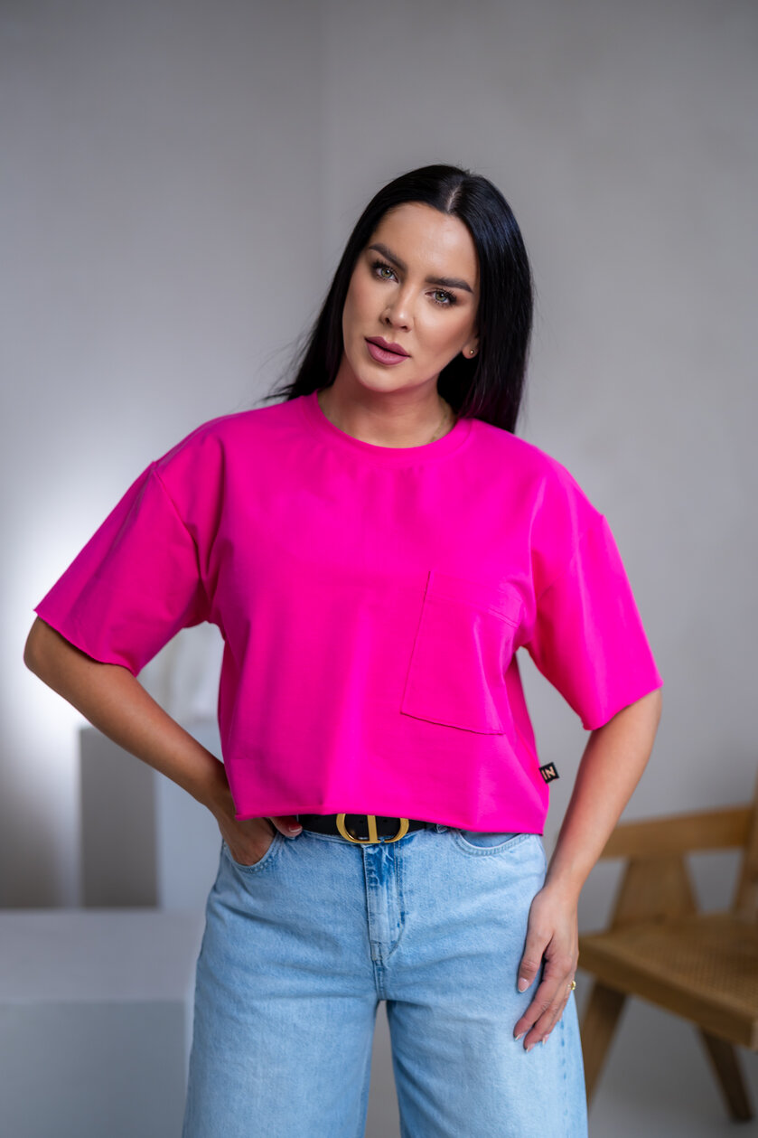 SKRÁTENÉ TRIČKO “MELANIE” S VRECKOM / SUROVÉ OKRAJE