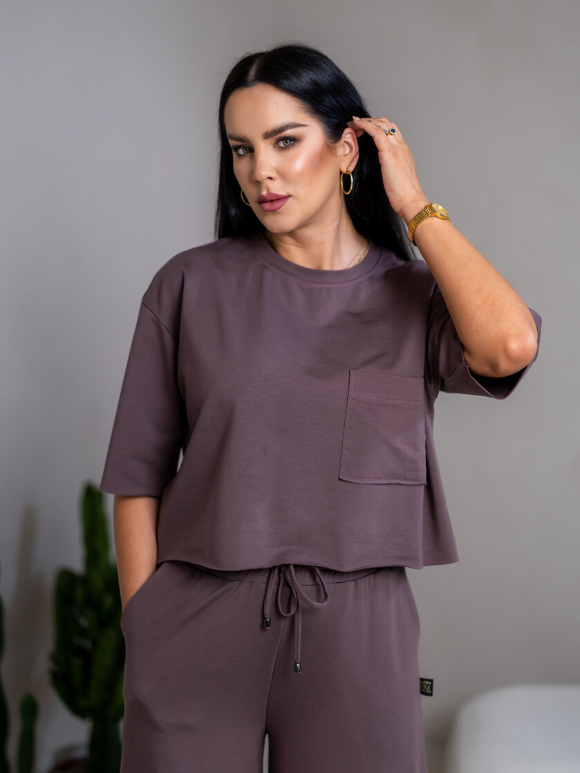 SKRÁTENÉ TRIČKO “MELANIE” S VRECKOM / SUROVÉ OKRAJE