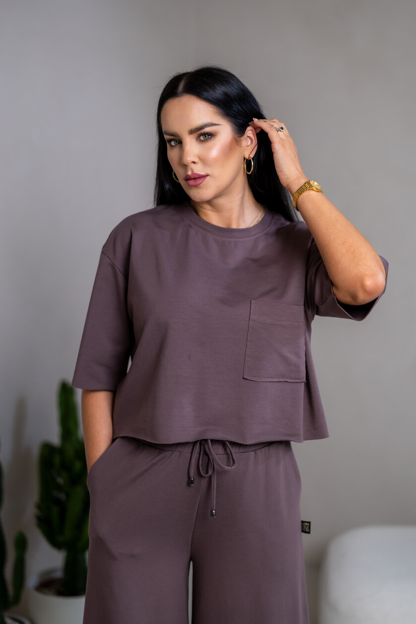 SKRÁTENÉ TRIČKO “MELANIE” S VRECKOM / SUROVÉ OKRAJE