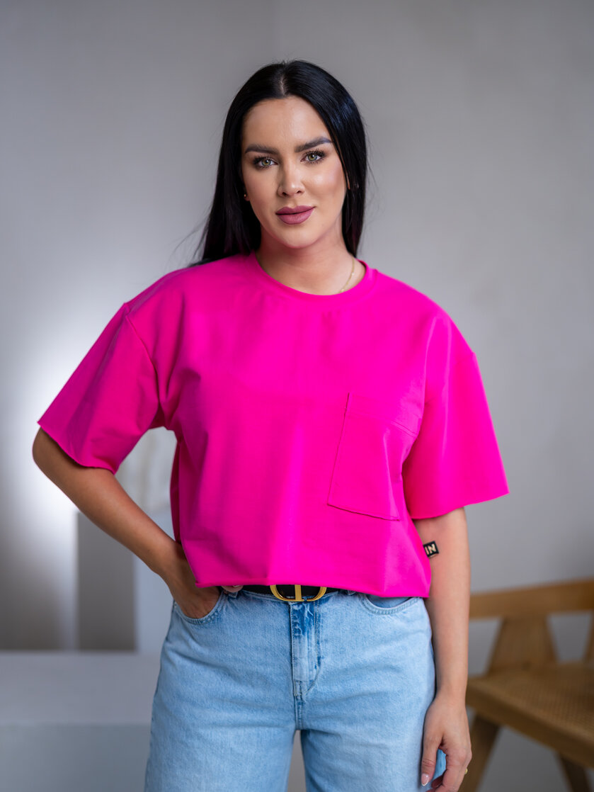 SKRÁTENÉ TRIČKO “MELANIE” S VRECKOM / SUROVÉ OKRAJE