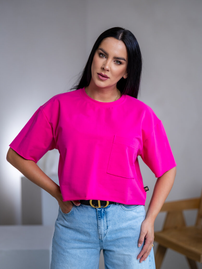 SKRÁTENÉ TRIČKO “MELANIE” S VRECKOM / SUROVÉ OKRAJE