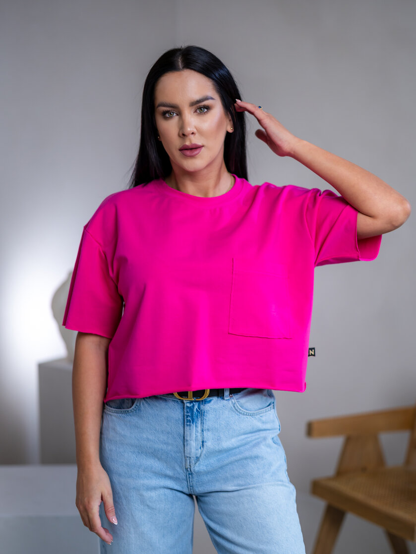 SKRÁTENÉ TRIČKO “MELANIE” S VRECKOM / SUROVÉ OKRAJE