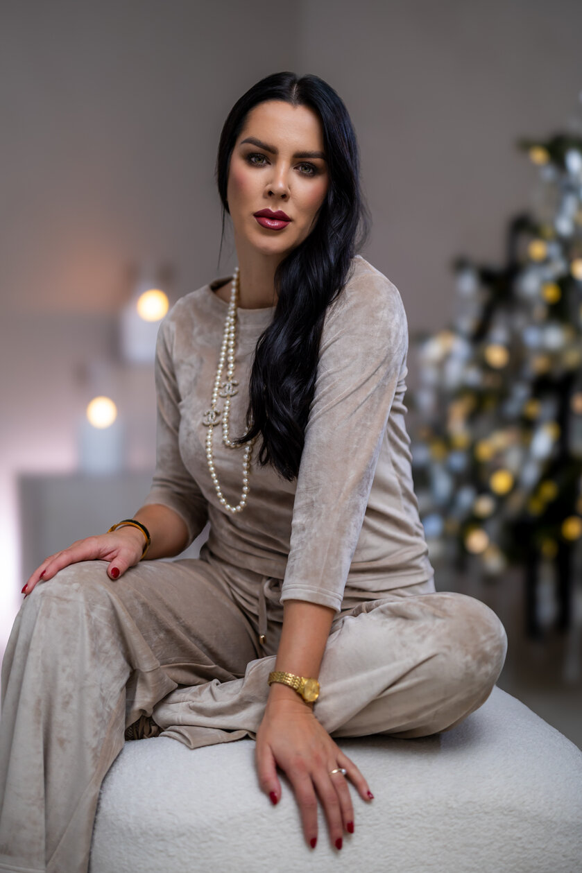 TOP “ANNETTE” - LODIČKOVÝ VÝSTRIH, PRILIEHAVÉ RUKÁVY