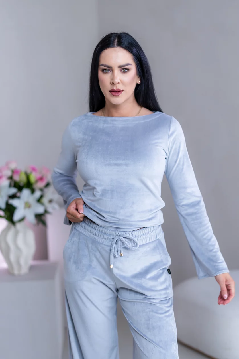 TOP “ANNETTE” - LODIČKOVÝ VÝSTRIH, ROZŠÍRENÉ RUKÁVY TOP “ANNETTE” - LODIČKOVÝ VÝSTRIH, ROZŠÍRENÉ RUKÁVY