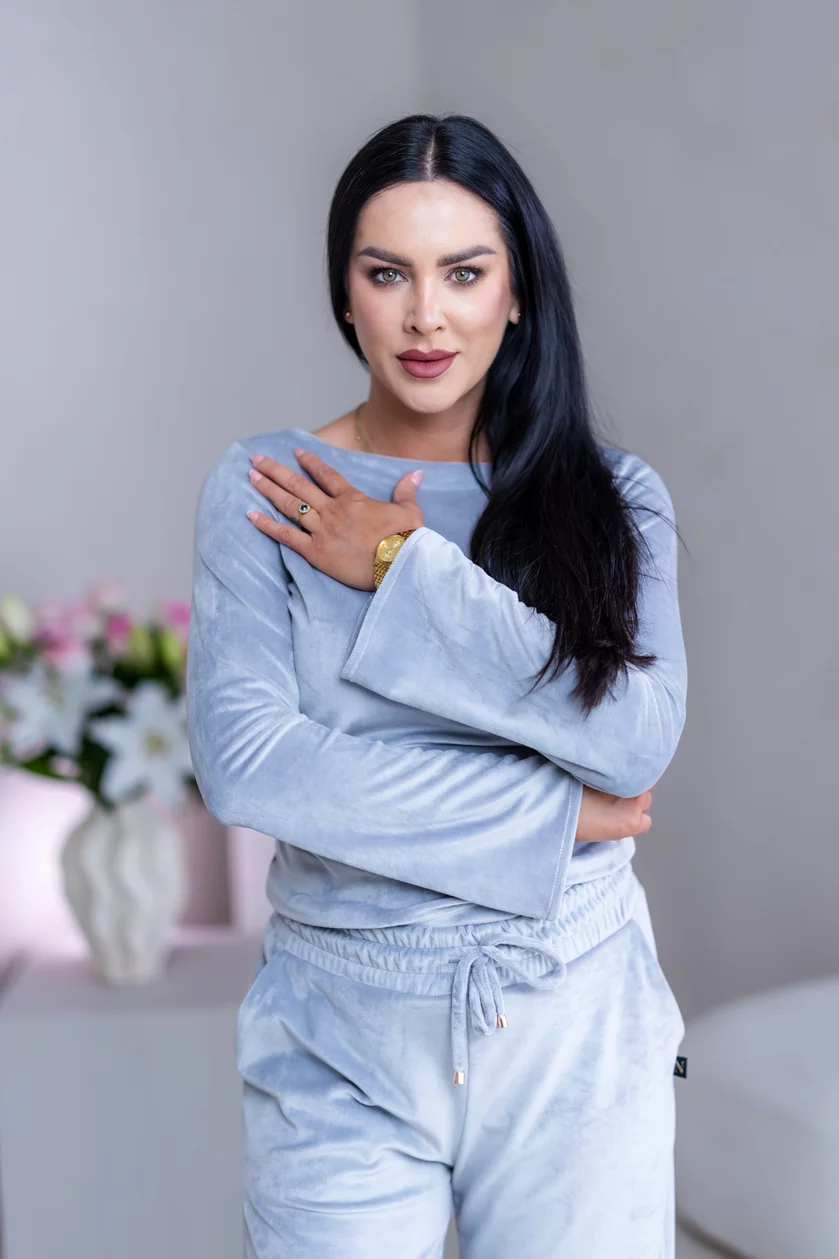 TOP “ANNETTE” - LODIČKOVÝ VÝSTRIH, ROZŠÍRENÉ RUKÁVY TOP “ANNETTE” - LODIČKOVÝ VÝSTRIH, ROZŠÍRENÉ RUKÁVY