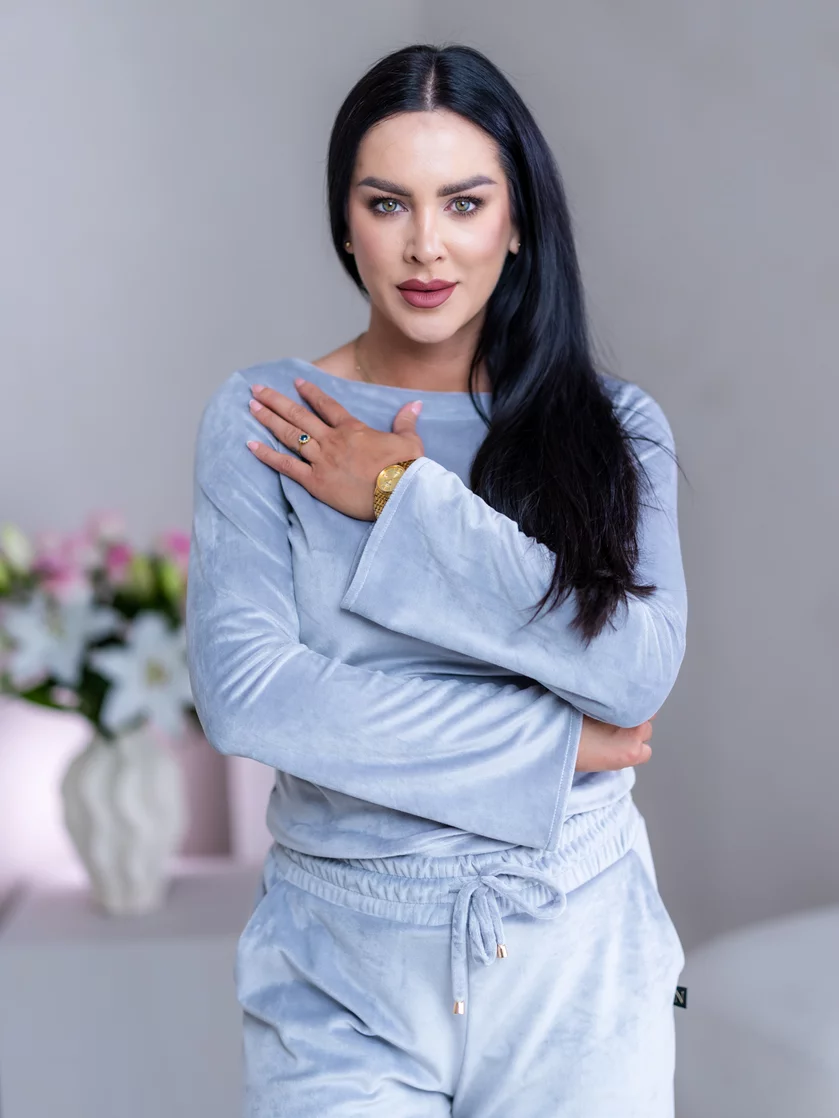 TOP “ANNETTE” - LODIČKOVÝ VÝSTRIH, ROZŠÍRENÉ RUKÁVY TOP “ANNETTE” - LODIČKOVÝ VÝSTRIH, ROZŠÍRENÉ RUKÁVY