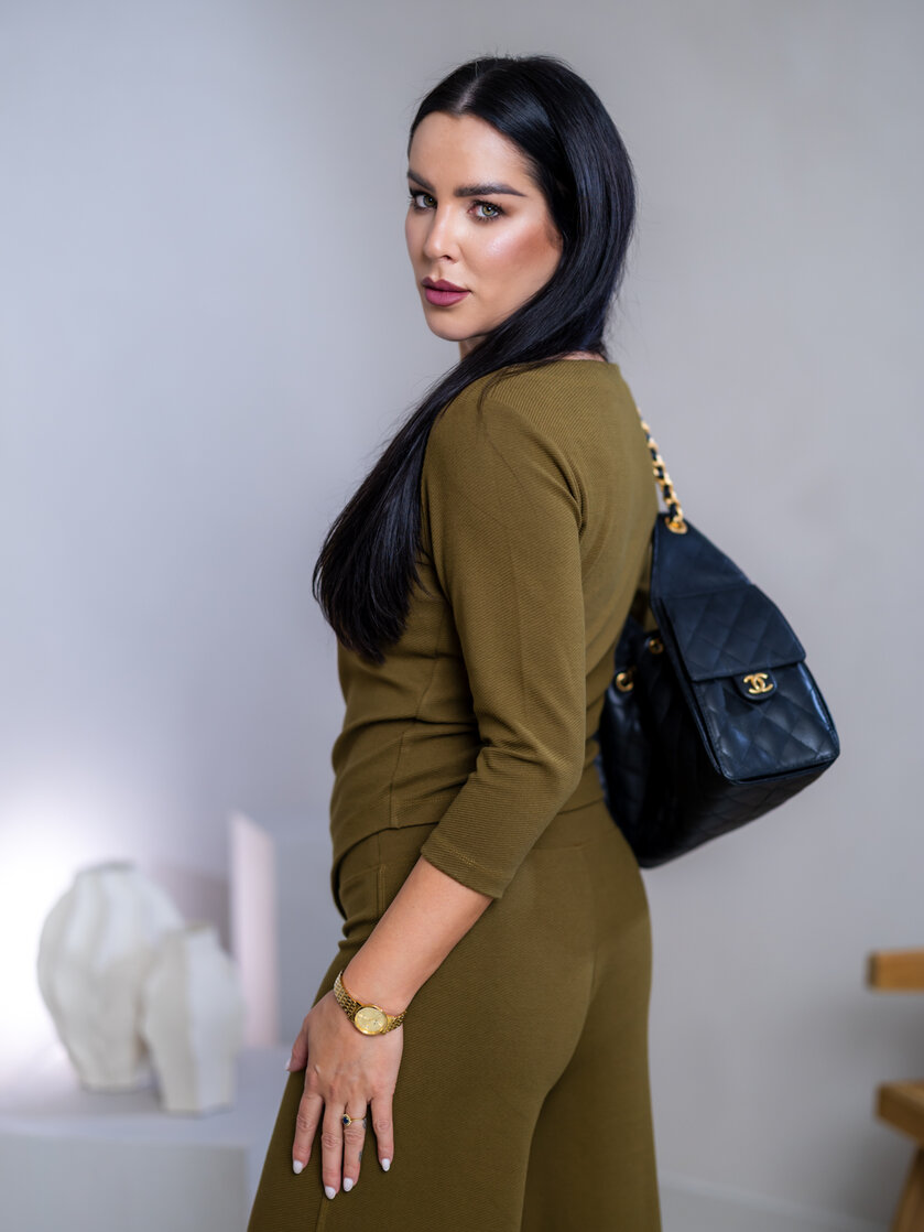 TOP “CAMILLA” - LODIČKOVÝ VÝSTRIH, PRILIEHAVÉ RUKÁVY